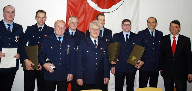 Ehrungen bei der Feuerwehr (von links)...n Rauer und Brgermeister  Bruno Metz   | Foto: Axel fleig