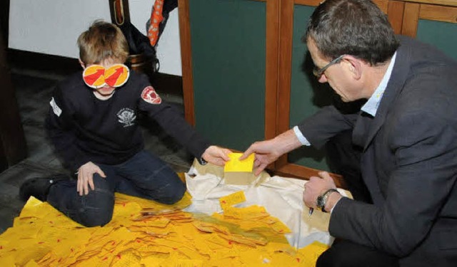 Glcksbote Max  Glggler   zieht  die ...erbevereins.  Rechts  Martin Bhler .   | Foto: Robert  Bergmann