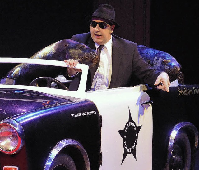 Erinnert an die Blues Brothers: John B... in der &#8222;Circolo&#8220;-Manege.   | Foto: michael Bamberger