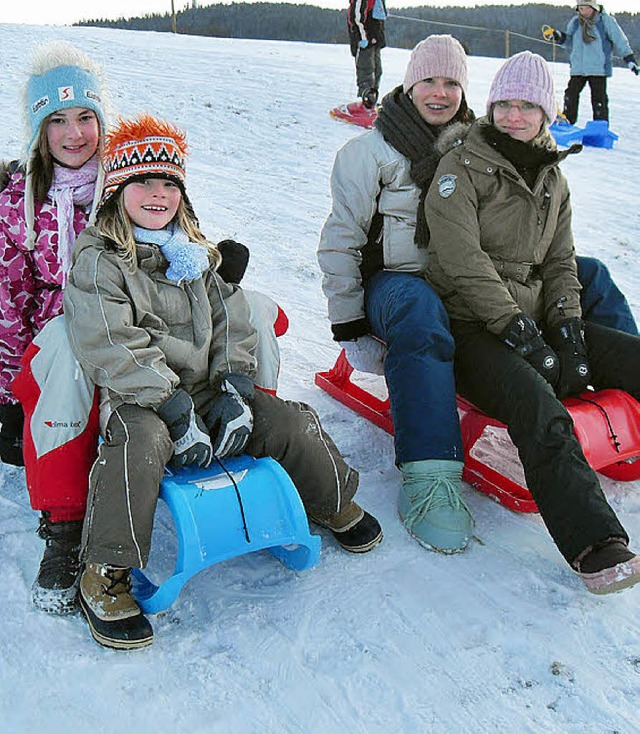 Dicke eingepackt rodelten Kinder den Hang hinunter.   | Foto: Krex