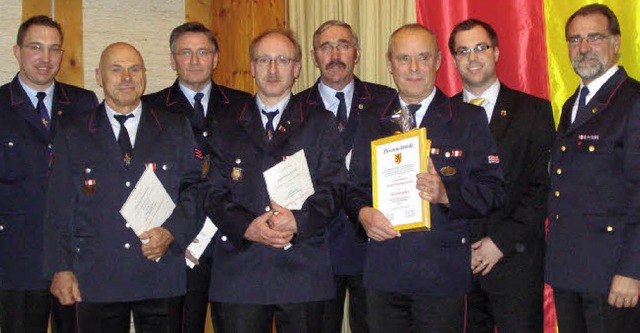 Ehrungen und Feuerwehrabzeichen in Sil...er und Kreisbrandmeister Thomas Santl.  | Foto: anka fricker