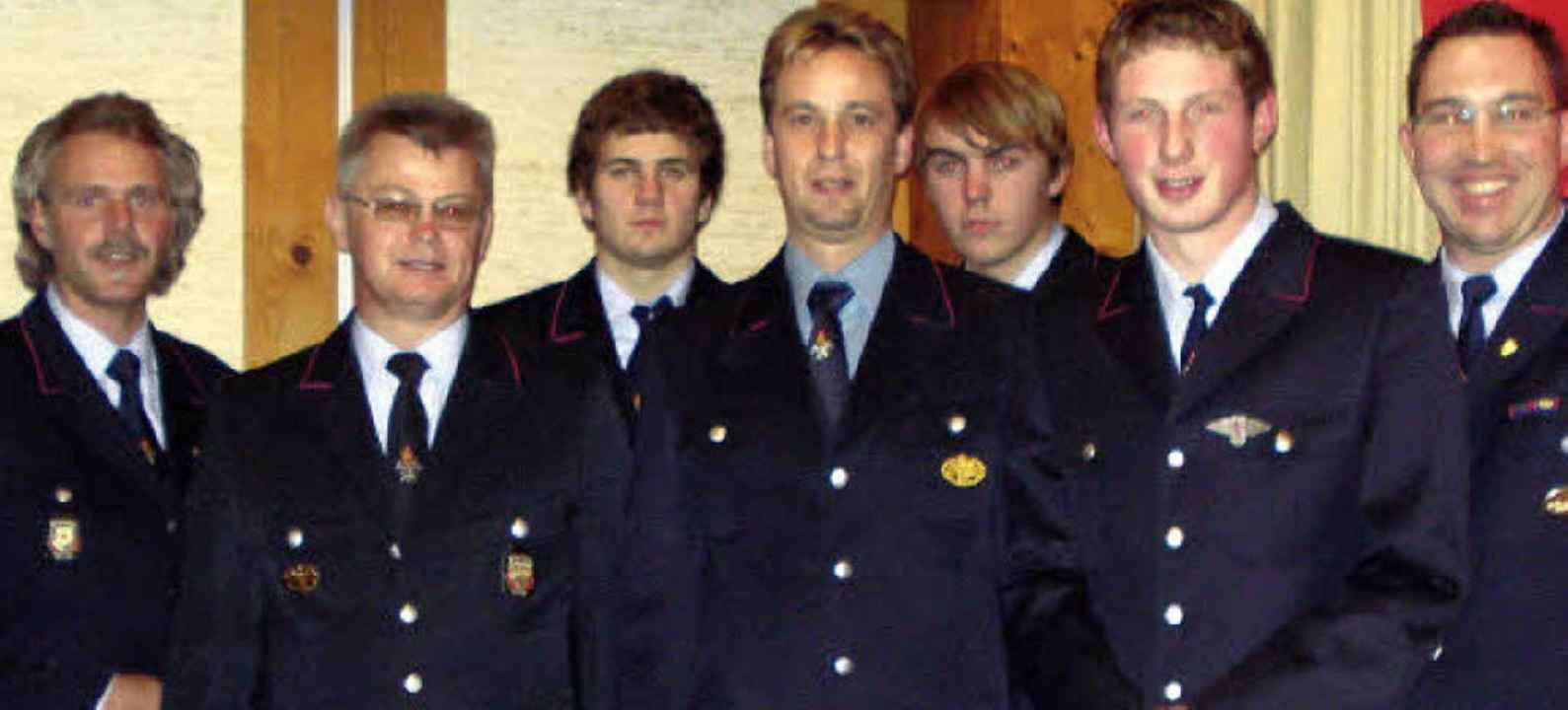 Bef�rderungen gab es f�r  Michael Rupp...rwehrmann), Kommandant Markus Rebholz.  | Foto: Anka Fricker