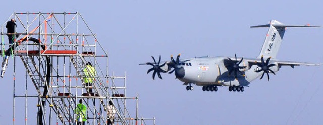 Im Landeanflug auf Sevilla: Der Militrtransporter A400M   | Foto: AFP
