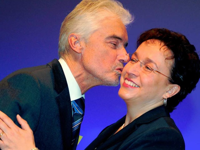 Justizminister Ulrich Goll (links) beg...rgit Homburger zu ihrer Grundsatzrede.  | Foto: DPA