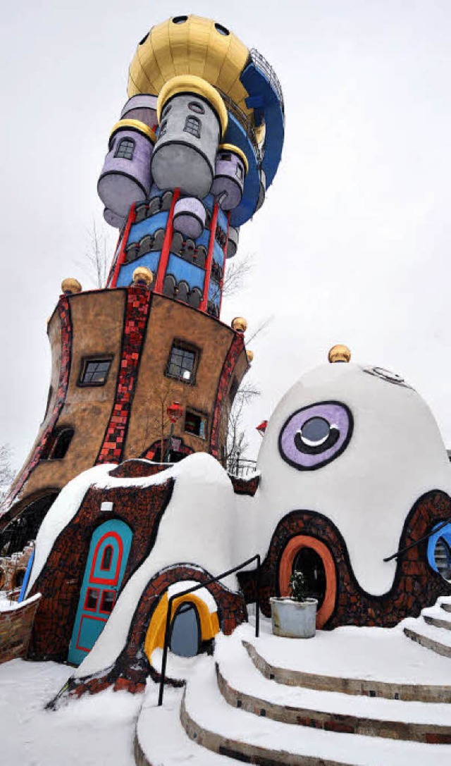 Der Hundertwasser-Turm in Abensberg: R...die Brauerei des Bauherrn besichtigt.   | Foto: dpa