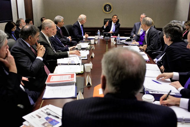 Obama legt los, die Geheimdienstchefs lauschen betreten.  | Foto: dpa