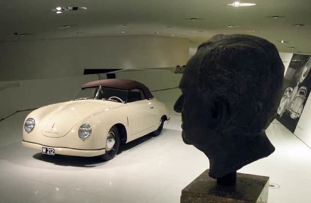Der Ur-Porsche aus dem Jahr 1948 unbd ...ieses Jahr 100 Jahre alt geworden wre  | Foto: Hans-Henning Kiefer