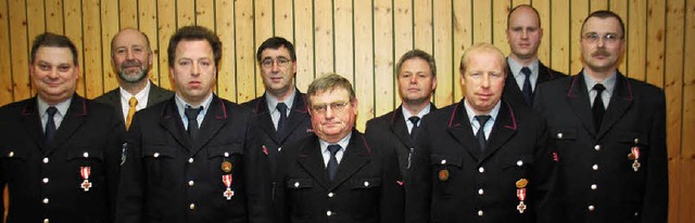 Fr bis zu 40 Jahre Feuerwehrdienst wu...chim Hgel (hinten von links) geehrt.   | Foto: Helmut Hassler