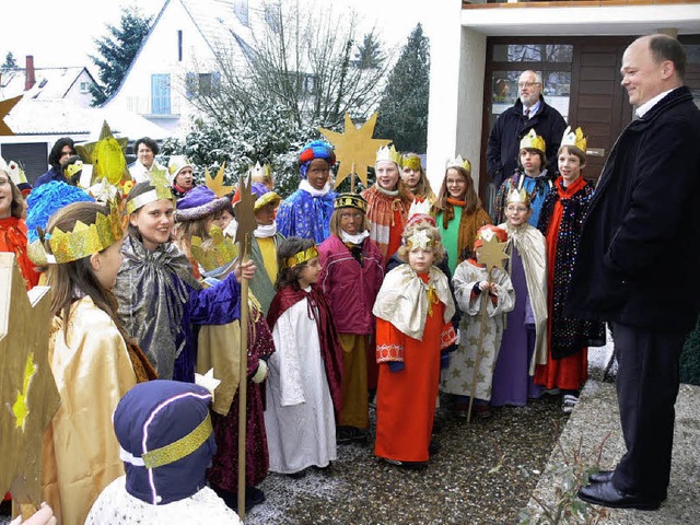 Sternsinger sangen auch vor der Tr von Pfarrer Dieter Maier  | Foto: Claudia Warth