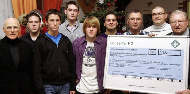 Walter Hmmerle (rechts) bedankt sich ...ts) sowie den Azubis  fr  1195 Euro.   | Foto: BZ