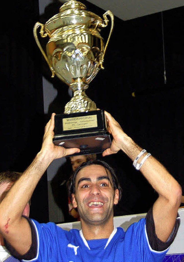 Giuliano Saggiomo (BSC) freut sich ber den Pokal.   | Foto: ehret