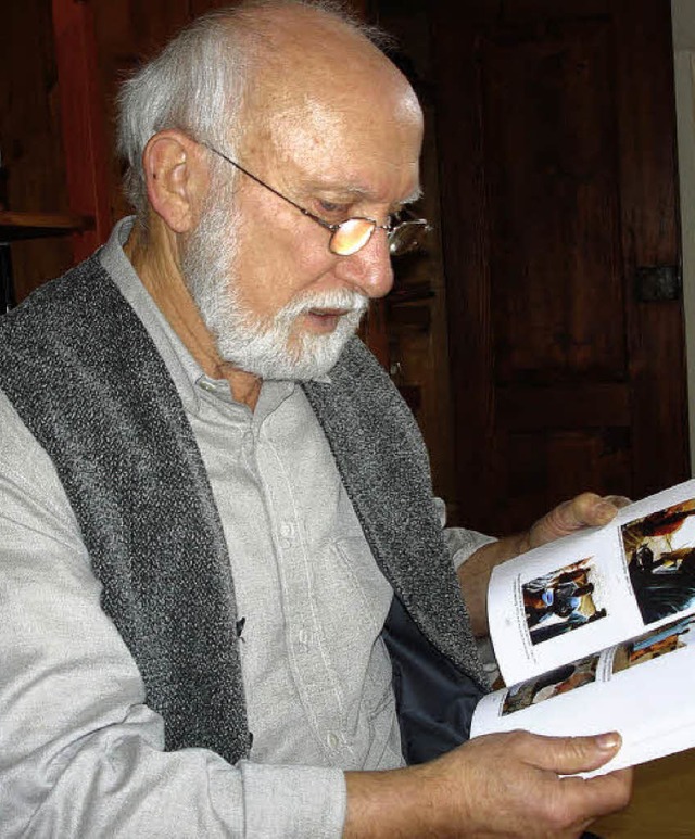 Helmut Porsche mit seinem zweiten Afrika-Buch   | Foto: Sabine Ehrentreich