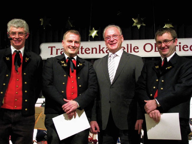 Der Prsident des Blasmusikverbands Ha...ahre;  links Vorsitzender Willy Lauby.  | Foto: monika rombach