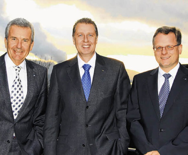 Seit Januar ist Joachim Mei (Mitte) ne...steht Dieter Ritz, der im Amt bleibt.   | Foto: Volksbank