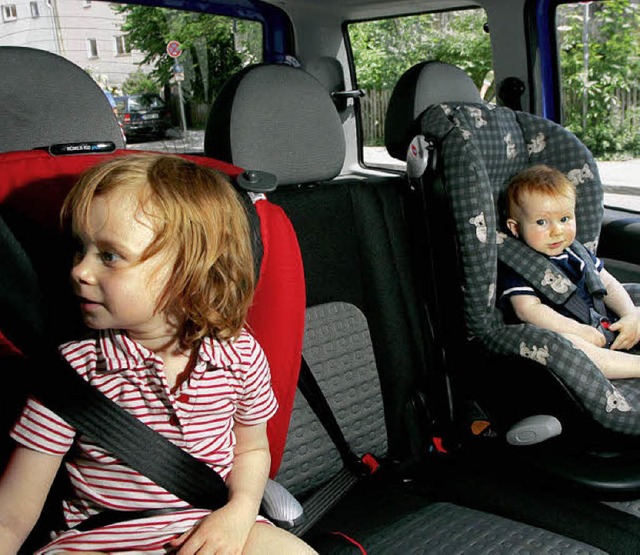 Kindersicherung: Experten empfehlen f...ndersitzen im Auto das Isofix-System.   | Foto: lukas barth/dpa
