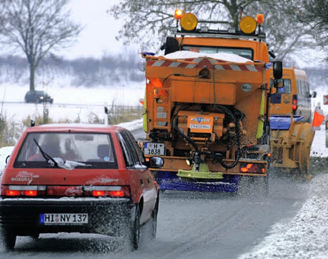 Zu Winterdienstautos  immer Abstand halten.   | Foto: dpa