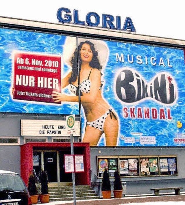 Blickfang: Eine sprlich bekleidete ju... frs neue Musical im Gloria-Theater.   | Foto: bz