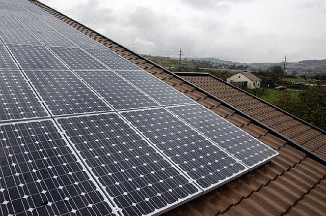 Die Photovoltaikanlage auf dem Feuerwehrhausdach bringt Eimeldingen gutes Geld.   | Foto: Langelott