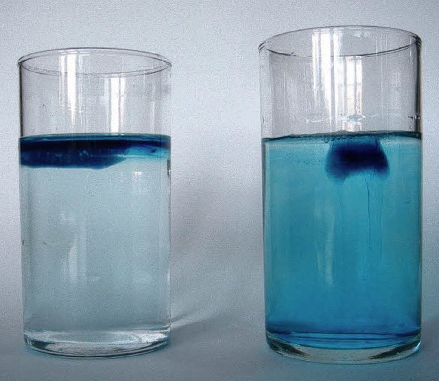 Im linken Glas schwimmt der blaue Eismatsch  oben.  | Foto: Helga Lorenz