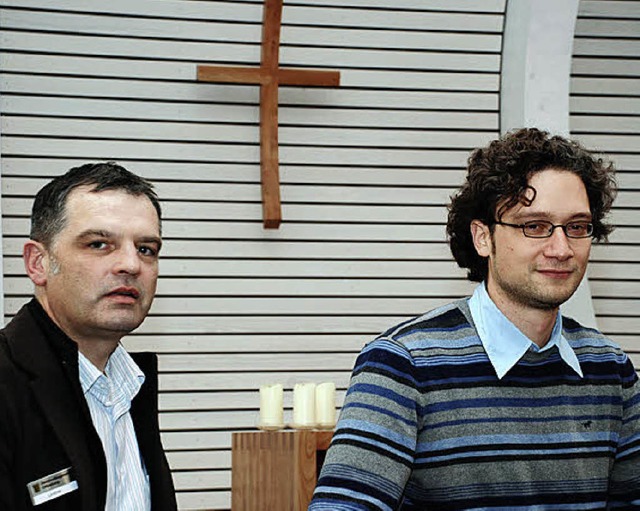 Igor Lindner (links) und Simon Schilling in der JVA-Kapelle.  | Foto: Siefke