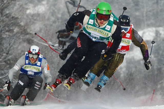 Volle Kanne den Hang hinab: Die Ski-Crosser wollen aus dem Schatten fahren  | Foto: afp