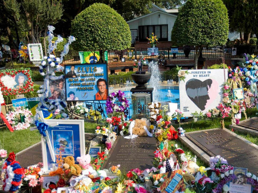 Fans auf der ganzen Welt, wie hier im hessischen Friedberg, gedenken dem Tod des  King of Rock ’n’ Roll.