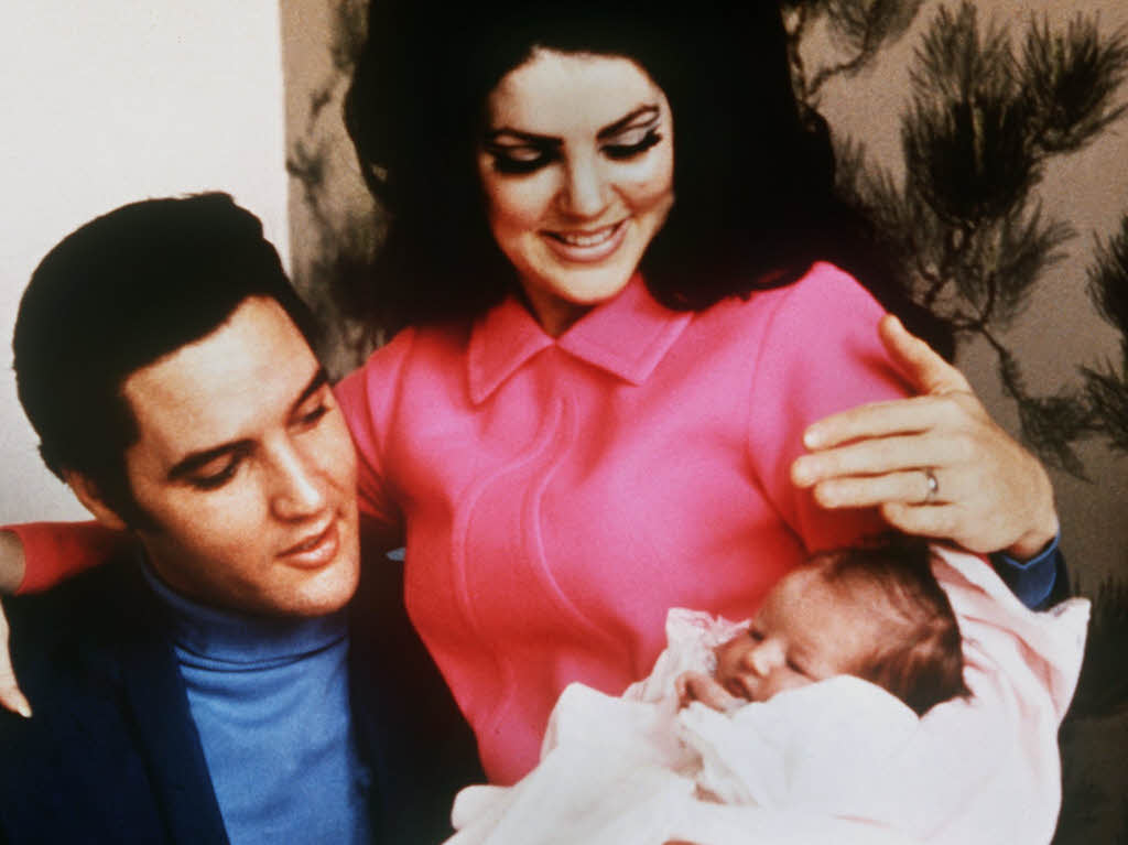 Der Musiker Elvis Presley mit seiner Ehefrau Priscilla und Tochter Lisa Marie im Jahr 1968.