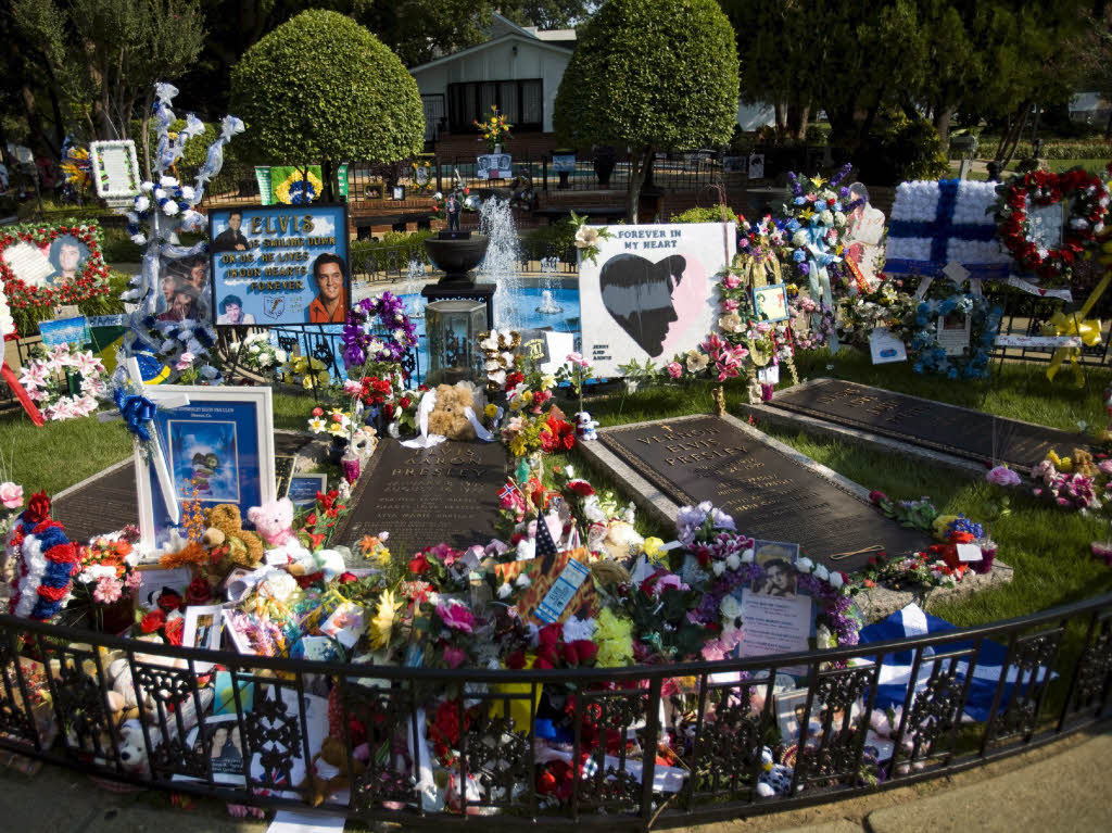 Fans haben zum 30. Todestag von Elvis Presley an seinem Grab in Memphis Blumen und Geschenke niedergelegt