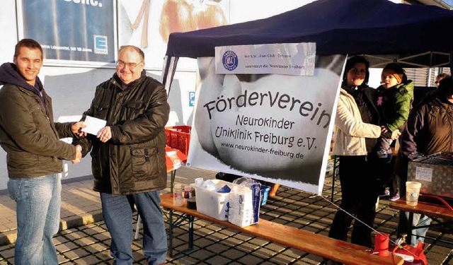 Freude ber gute Aktion &#8211; KSC-Fa...rderverein der Neurokinder   Freiburg   | Foto: dieter fink