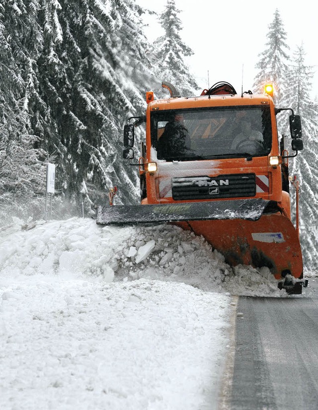 Auf den Waldstraen kommen die Schneep...traen gibt es immer wieder Probleme.   | Foto: dpa