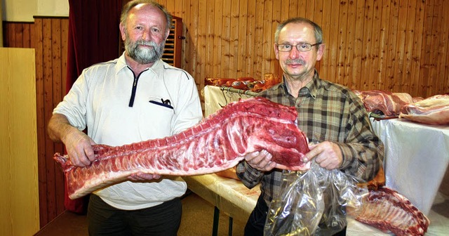Schwein  gehabt: Alfred Dreher (links)...urfte sich das grte Stck aussuchen.  | Foto: Karl-Heinz Rmmele