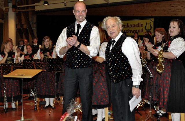 Bernd Huber und die Musiker der Tracht...  scheidenden Trompeter Oswald Ebner.   | Foto: Stefan Pichler