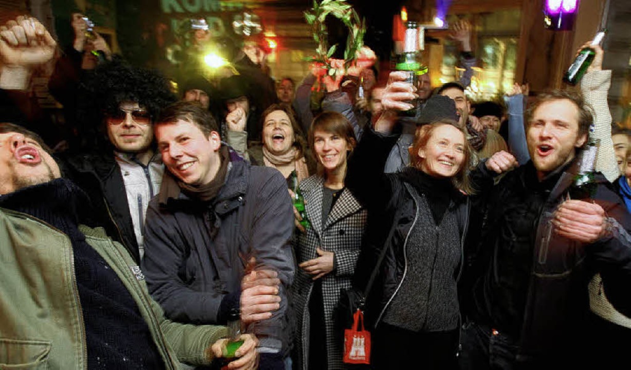 Christine Ebeling  (zweite  von rechts...ne Gemeinschaftsleistung der Knstler.  | Foto: dpa