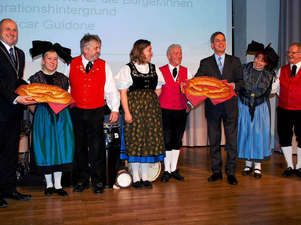 Tradition: Riesen-Brezel fr Oberbrgermeister  und Landrat