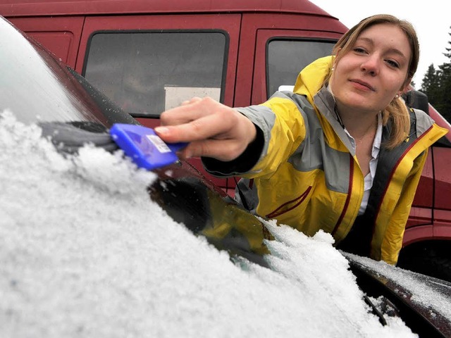 Viele Autofahrer hatten, noch ehe sie ...en konnten, mit dem Schnee zu kmpfen.  | Foto: dpa
