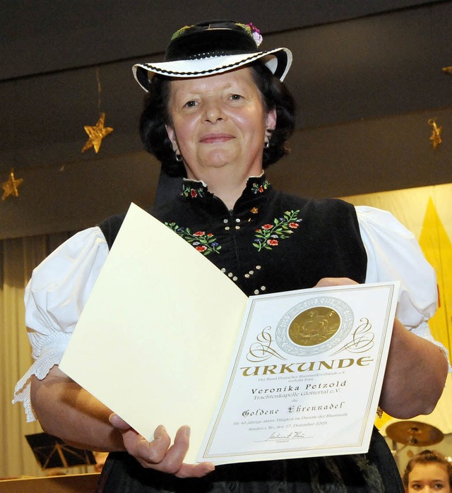 Die Klarinettistin Veronika Petzoldt w... mit der goldenen Verbandsehrennadel.   | Foto: m. zimmermann-drkop