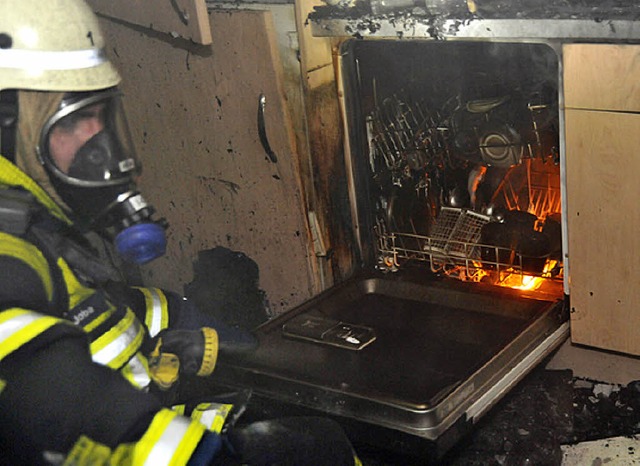 Vermutlich ein technischer Defekt in der Splmaschine lste den Brand aus.   | Foto: Volker Mnch