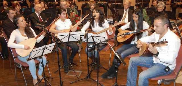 Das Saz-Ensemble unter der Leitung von...ts) bei seinem Auftritt im Rathaussaal  | Foto: Hannes Lauber