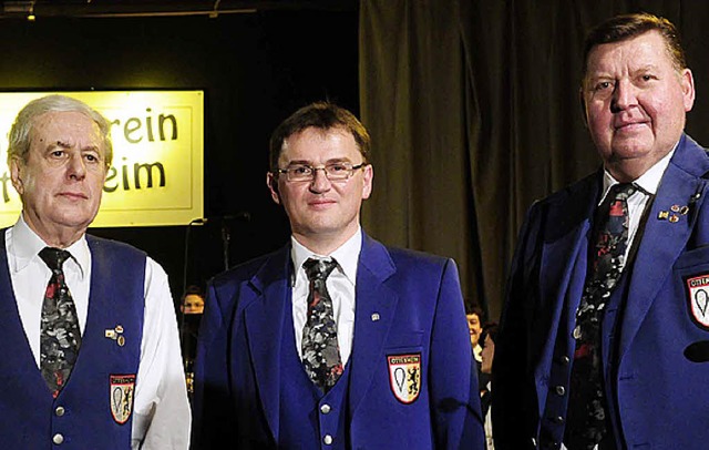 Seit Jahrzehnten im Verein (links): Kl...trick Fertig (Mitte) ehrte die beiden.  | Foto: Wolfgang Knstle