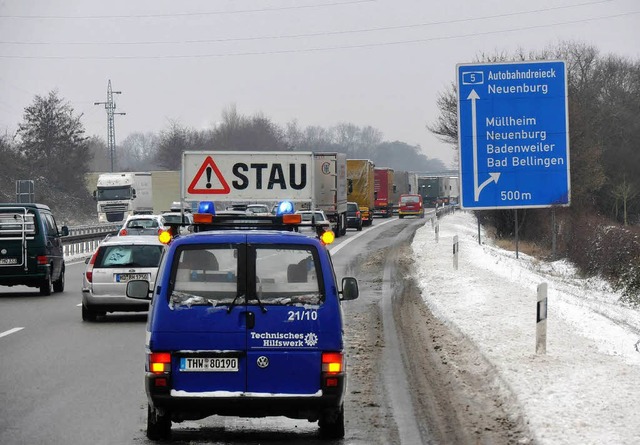 Viele Kilometer  staute sich  auch noc...ch das THW  Mllheim war im Einsatz.    | Foto: Volker Mnch