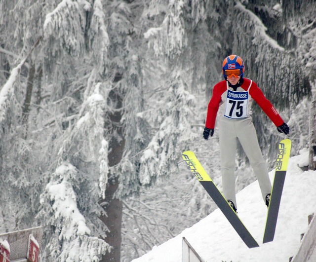 Sebastian Rombach vom SC Waldau brilli...bach auf der Schanze und in der Loipe.  | Foto: Junkel