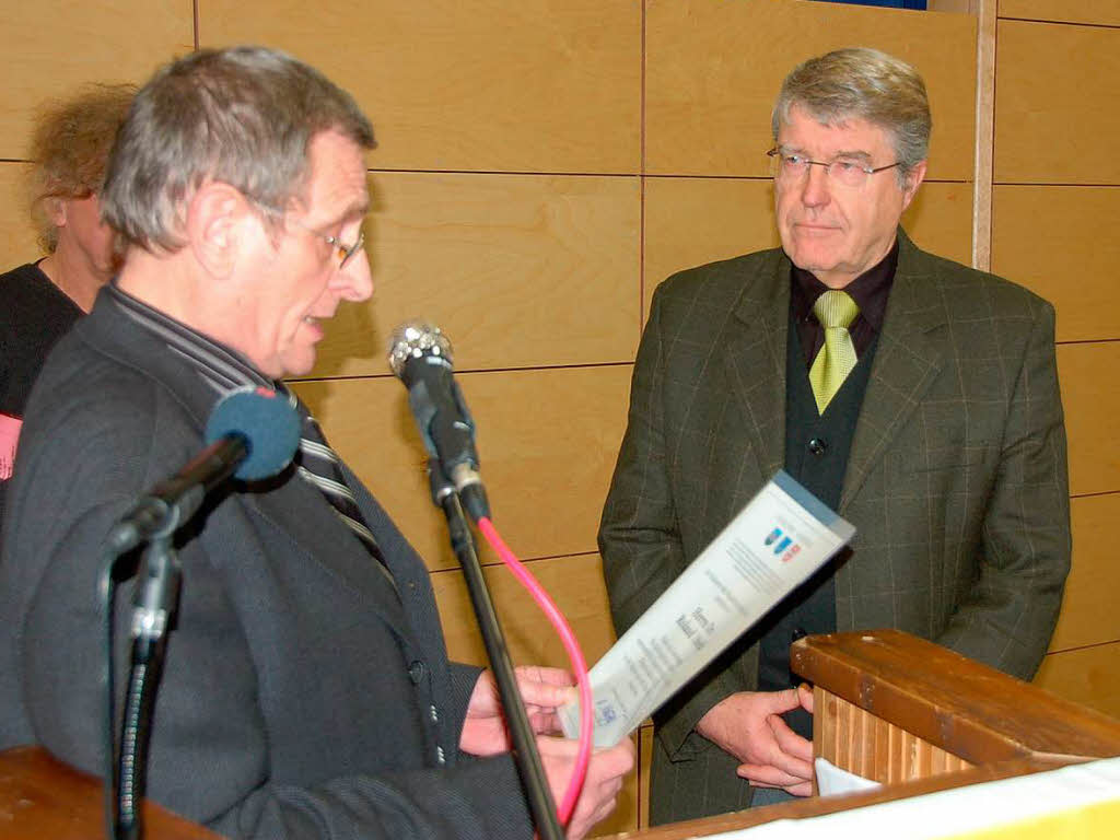 Detlef Illmer (links) ehrt im Auftrag von Brgermeisterin Kathrin Schnberger den MUT-Vorsitzenden Roland Diehl