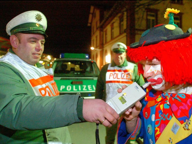 Betrunkene Narren will die Polizei aus...e diese sich ans Steuer setzen knnen.  | Foto: dpa