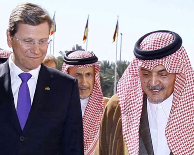 Westerwelle und sein saudi-arabischer ...ollege Prinz Saud al-Faisal (rechts)    | Foto: AFP