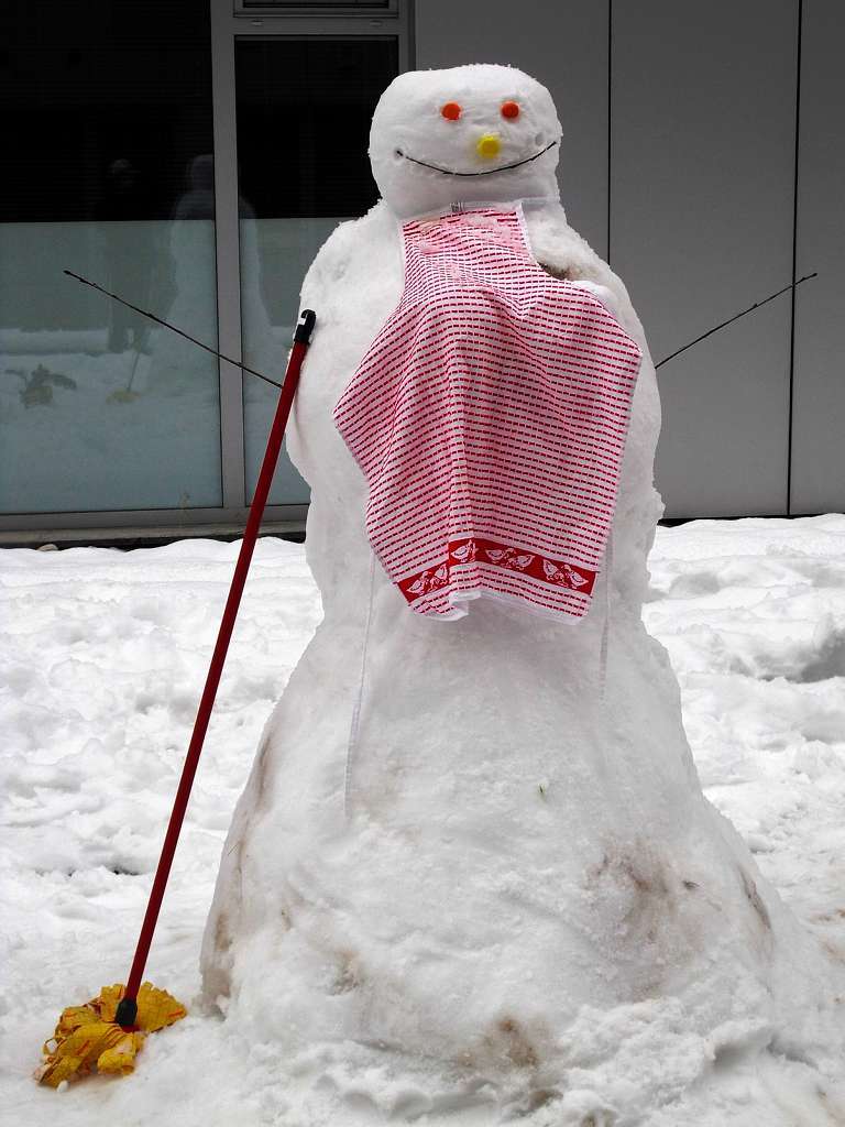 Freiburg-Wiehre: Ich habe den Schneemann mit Putzlumpen und Schrze ausgestattet um meiner Freundin Tina zu zeigen, was ich mir fr das neue Jahr wnsche. Levin de Haen Levin de Haen