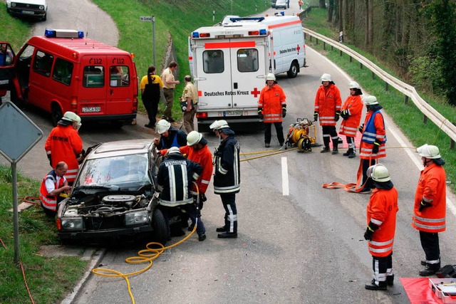 Bei Menschenrettung nach Verkehrsunfl...r Feuerwehr  mehr und mehr gefordert.   | Foto: Michael Raab