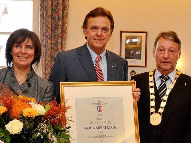 Roland Mack (Mitte) gemeinsam mit sein...anne und Brgermeister Gnter Gorecky.  | Foto: Europa-Park