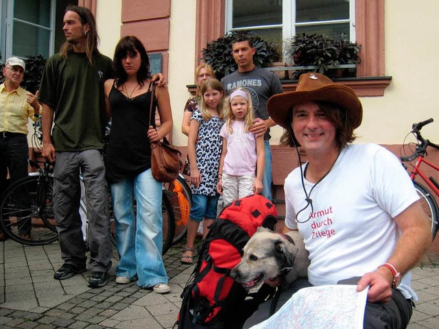 Stefan Krastel  (rechts mit Hund Till)...im Start  vor dem Offenburger Rathaus.  | Foto: Robert Ullmann