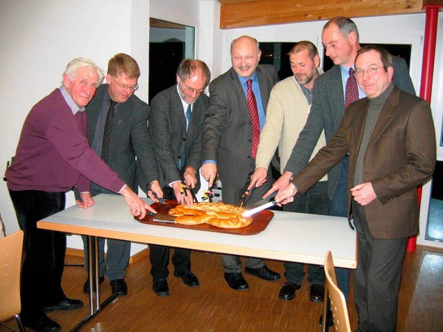 Als Symbol fr ein gutes Miteinander  ...eujahrsbrezel gemeinsam angeschnitten.  | Foto: Otto Selb