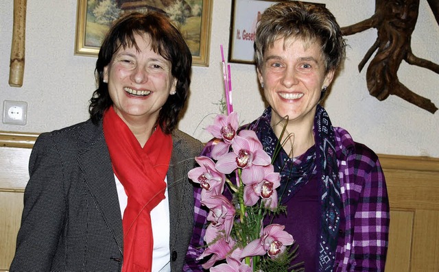 Vorsitzende Brbel Ngele begrte Hel...er Landfrauen Wittlekofen mit Blumen.   | Foto: Schle